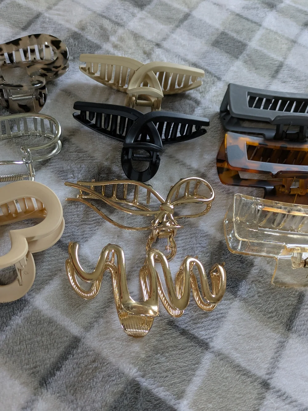 Assorted Women’s Hair Clips Set in Neutral, Black, Gold, and Tortoiseshell